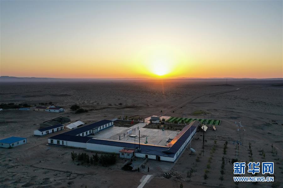 （愛國情 奮斗者&middot;圖文互動）（1）印刻在戈壁上的名字