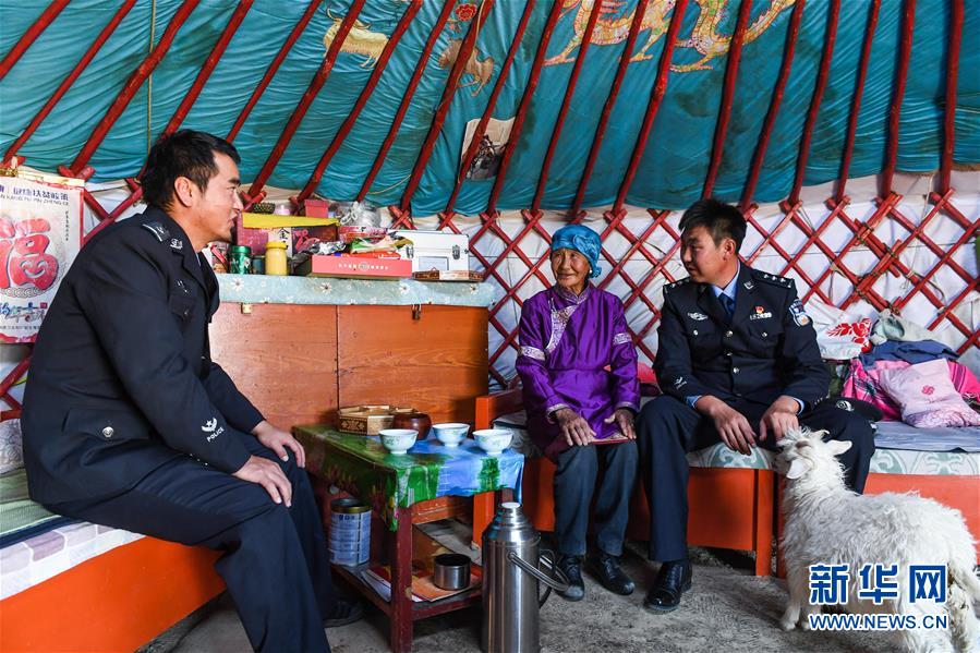 （愛國情 奮斗者&middot;圖文互動）（8）印刻在戈壁上的名字