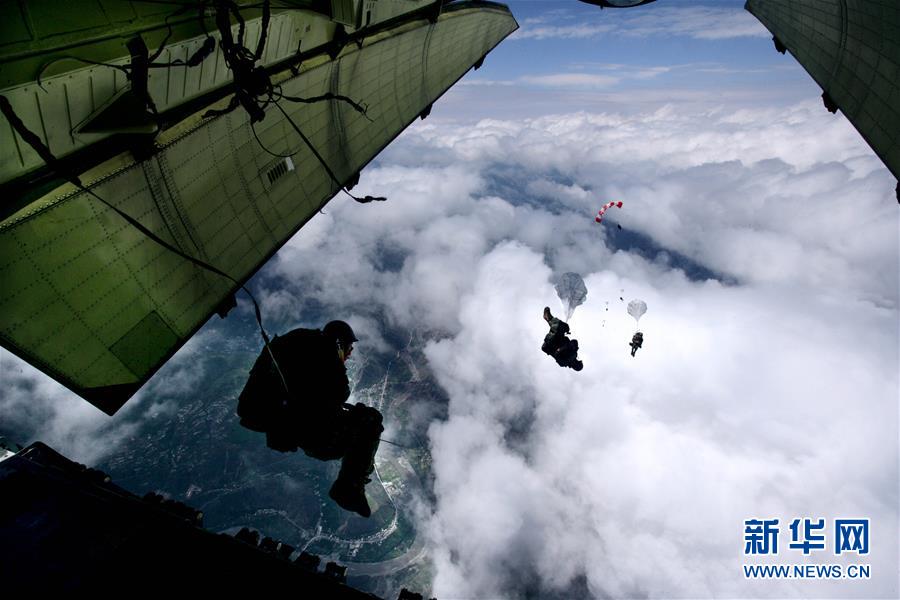 （新華全媒頭條&middot;人民空軍70年&middot;圖文互動(dòng)）（12）陽光照耀奮飛的航程&mdash;&mdash;黨中央、中央軍委和習(xí)主席關(guān)心人民空軍建設(shè)發(fā)展紀(jì)實(shí)