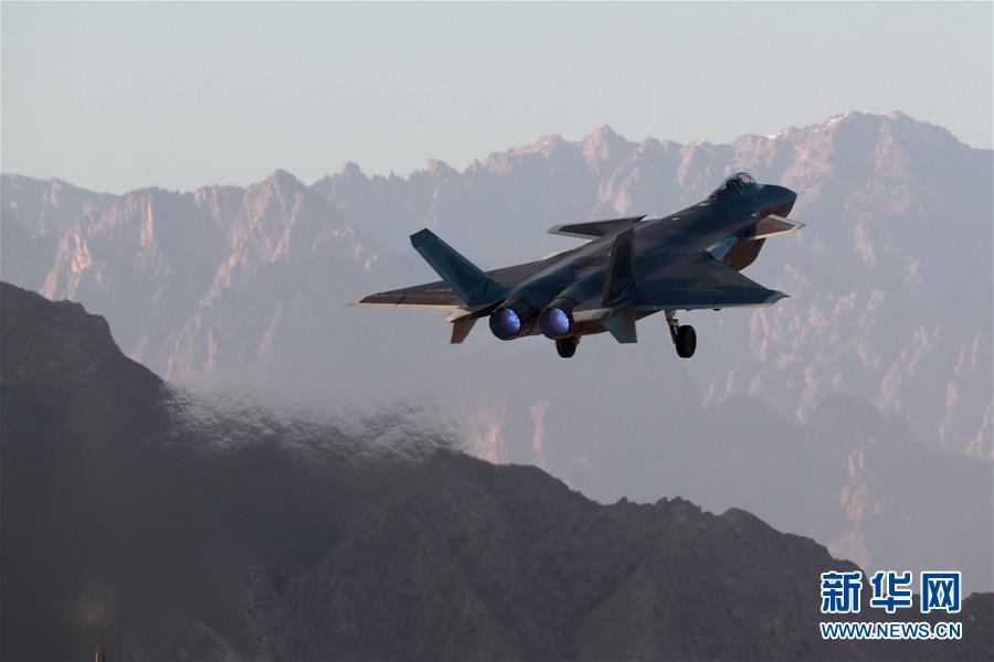 （新華全媒頭條&middot;人民空軍70年&middot;圖文互動(dòng)）（14）陽光照耀奮飛的航程&mdash;&mdash;黨中央、中央軍委和習(xí)主席關(guān)心人民空軍建設(shè)發(fā)展紀(jì)實(shí)