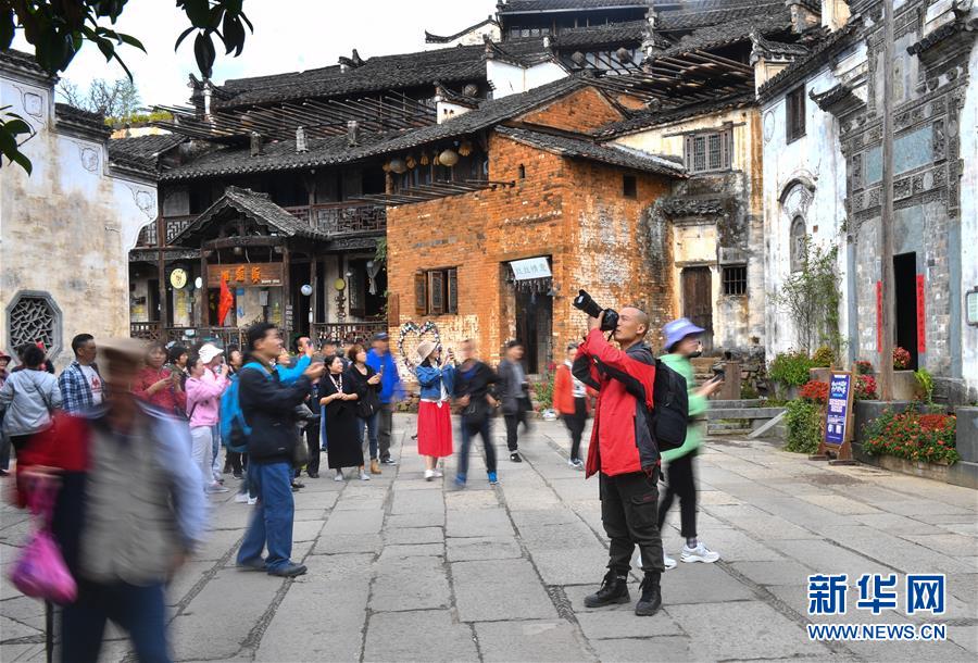 (圖文互動)(11)鄉村攝影師、鄉村“模特”、民宿店主——鄉村旅游推動婺源農民生活方式發生新變化