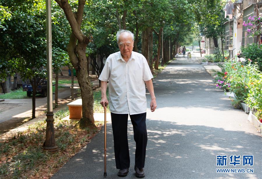 （新華全媒頭條&middot;圖文互動(dòng)）（9）滄海橫流 信仰彌堅(jiān)&mdash;&mdash;記共產(chǎn)黨員、湘潭大學(xué)九旬教授滄南