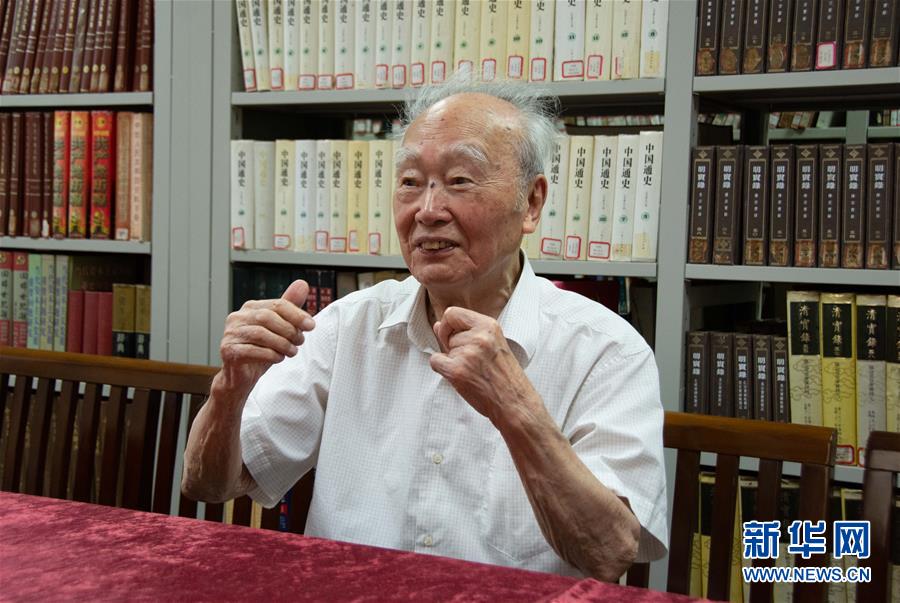 （新華全媒頭條&middot;圖文互動(dòng)）（5）滄海橫流 信仰彌堅(jiān)&mdash;&mdash;記共產(chǎn)黨員、湘潭大學(xué)九旬教授滄南