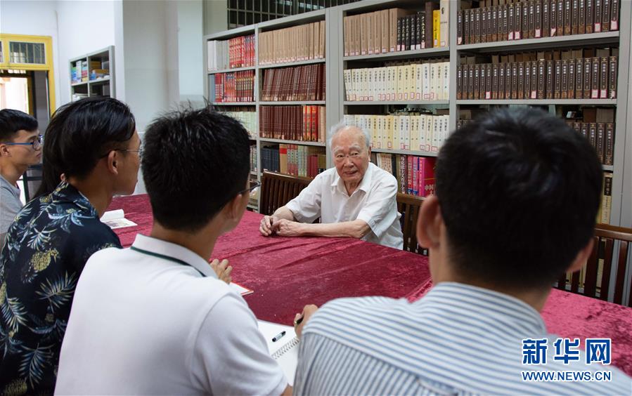 （新華全媒頭條&middot;圖文互動(dòng)）（4）滄海橫流 信仰彌堅(jiān)&mdash;&mdash;記共產(chǎn)黨員、湘潭大學(xué)九旬教授滄南