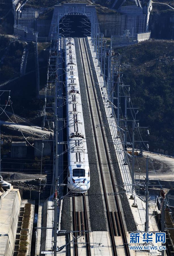 (新華全媒頭條·圖文互動(dòng))(10)烏蒙歡歌高鐵來——寫在成貴高鐵通車之際