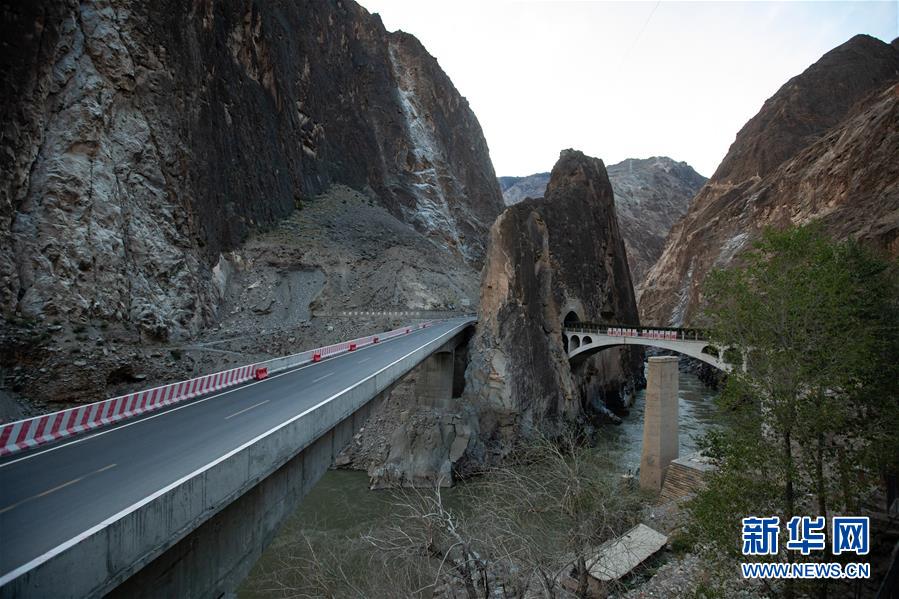 （新華全媒頭條&middot;圖文互動）（8）格?；ㄩ_滿天路&mdash;&mdash;寫在川藏公路通車65周年之際