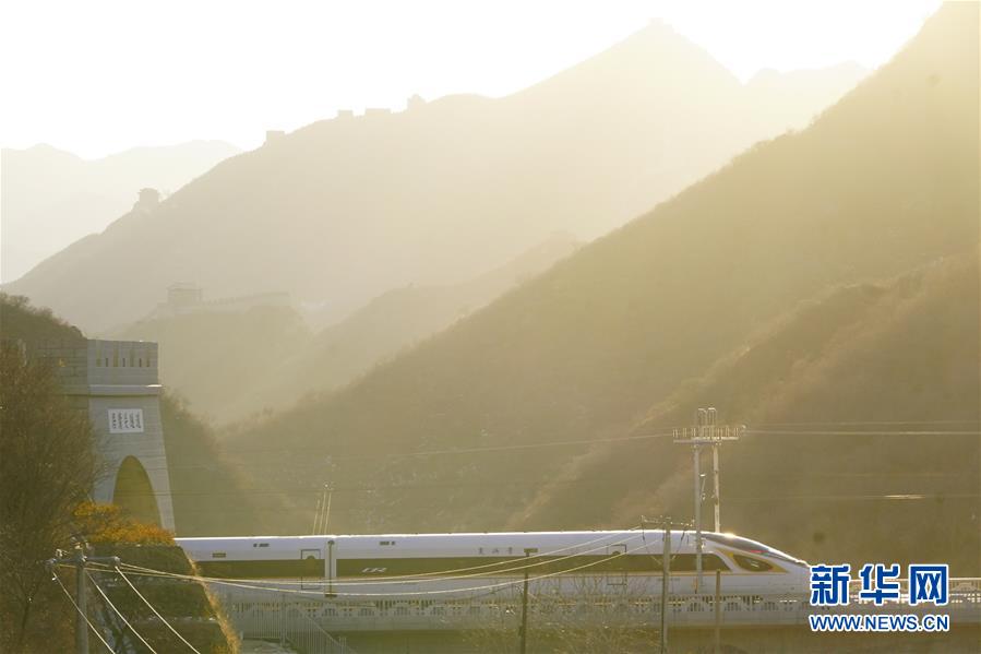 (新華全媒頭條·圖文互動(dòng))(11)百年跨越,逐夢(mèng)京張——寫(xiě)在京張高鐵開(kāi)通暨中國(guó)高鐵突破3.5萬(wàn)公里之際