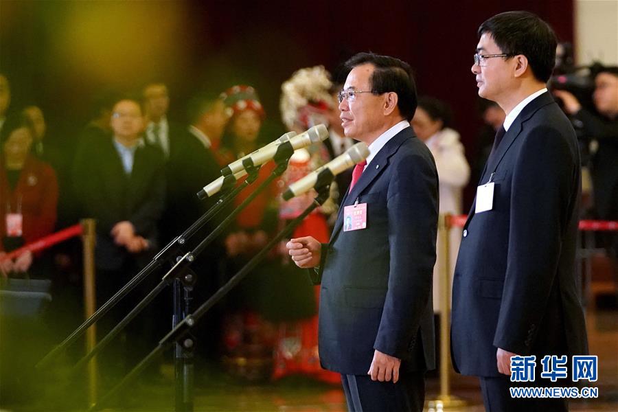 （兩會(huì)&middot;面對(duì)面）（14）全國(guó)人大代表接受采訪