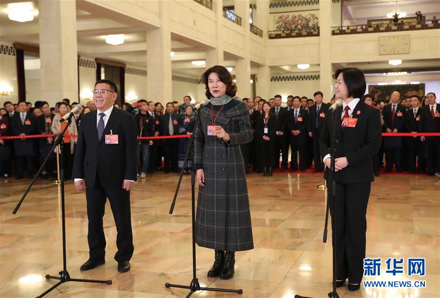 （兩會(huì)&middot;面對(duì)面）（12）全國(guó)人大代表接受采訪(fǎng)