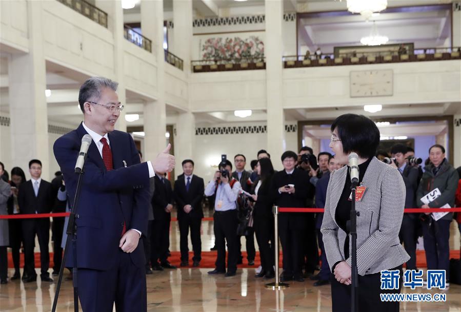 （兩會&middot;面對面&middot;XHDW）（13）全國政協委員接受采訪