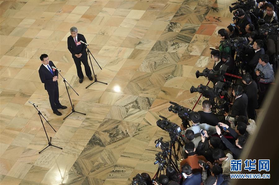 （兩會&middot;面對面&middot;XHDW）（18）全國政協委員接受采訪