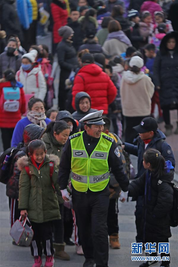 （新春走基層&middot;圖文互動）（3）老楊貓腰護學：20米走了33年