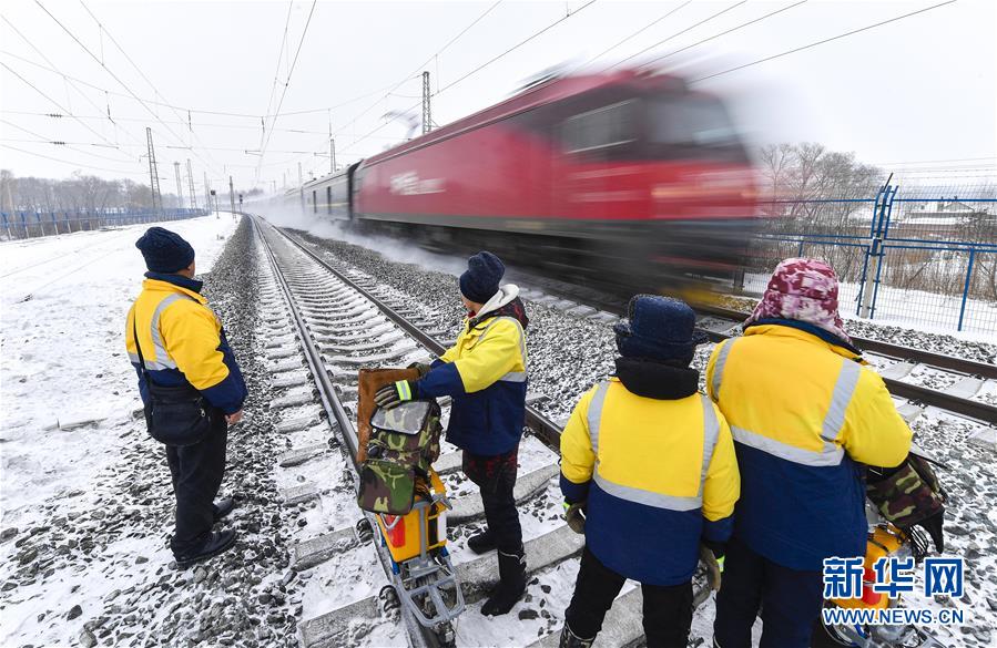 （新春走基層）（9）嚴寒下的&ldquo;鐵路醫生&rdquo;：風雪中守護回家路