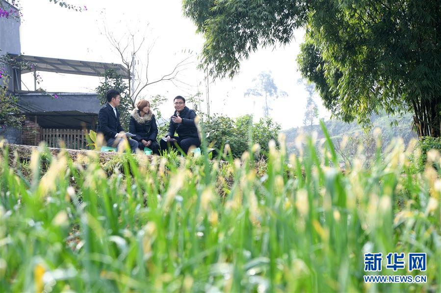 （新華全媒頭條&middot;圖文互動）（12）為基層松綁減負　促干部擔當作為&mdash;&mdash;以習近平同志為核心的黨中央推進&ldquo;基層減負年&rdquo;工作綜述