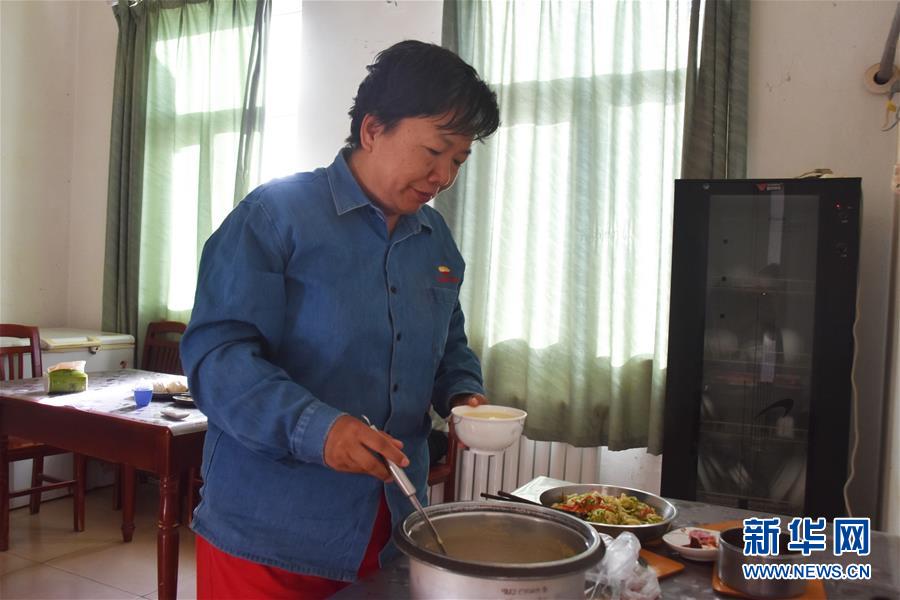 （新華全媒頭條&middot;圖文互動）（10）塔克拉瑪干的&ldquo;播綠使者&rdquo;&mdash;&mdash;中科院新疆生態(tài)與地理研究所高級工程師常青的故事