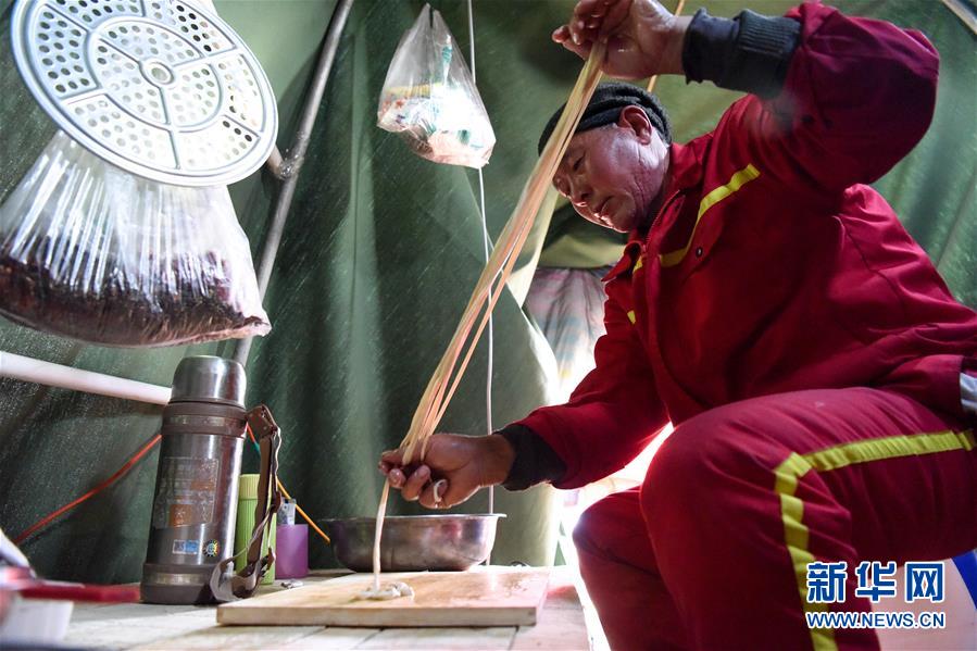 （新春走基層&middot;圖文互動(dòng)）（7）大漠中，一頂帳篷守歲五年