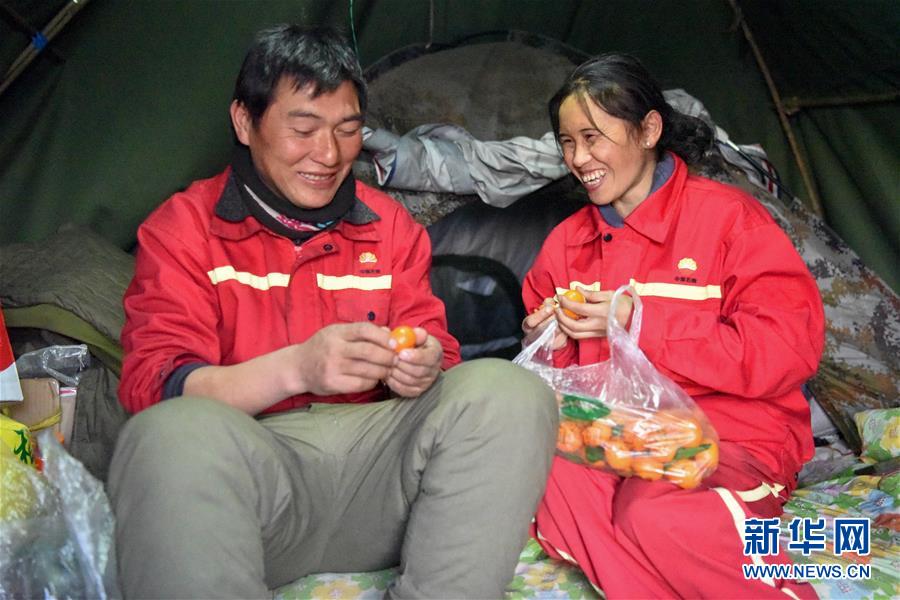 (新春走基層·圖文互動)(7)寒冬里,“沙漠玫瑰”猶自綻放