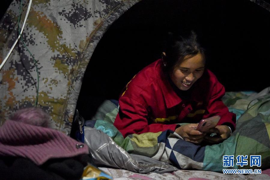 (新春走基層·圖文互動)(6)寒冬里,“沙漠玫瑰”猶自綻放