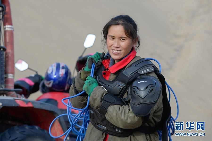 (新春走基層·圖文互動)(8)寒冬里,“沙漠玫瑰”猶自綻放