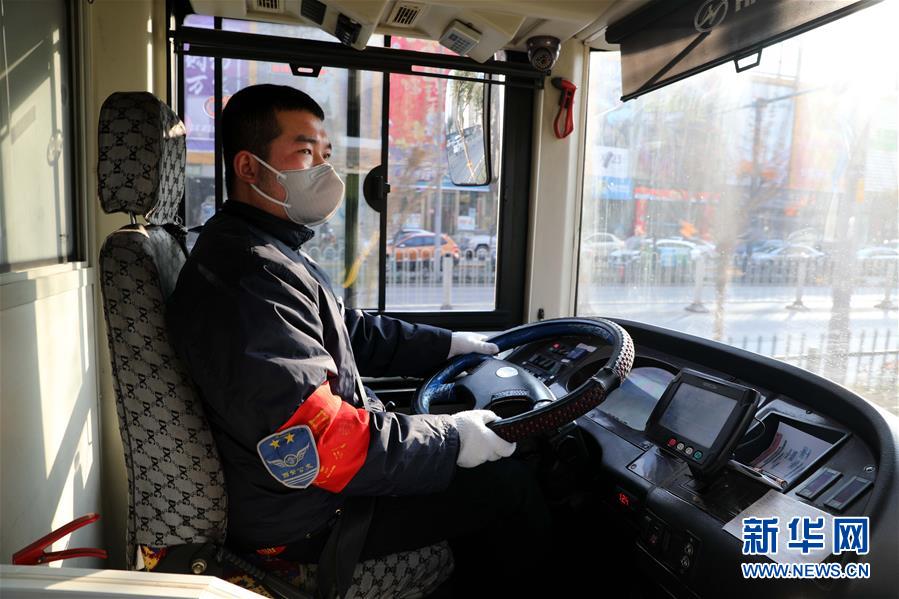 (聚焦疫情防控·圖文互動)(1)疫情下的公交司機:只要有一名乘客,我們也要堅守!