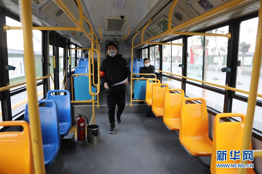 (聚焦疫情防控·圖文互動)(2)疫情下的公交司機:只要有一名乘客,我們也要堅守!