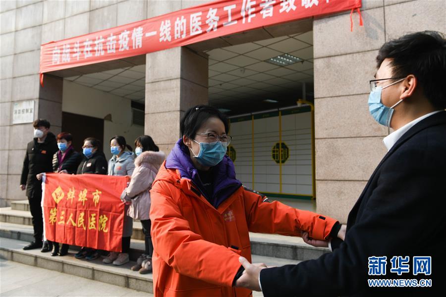 （在習近平新時代中國特色社會主義思想指引下&mdash;&mdash;新時代新作為新篇章&middot;習近平總書記關切事&middot;圖文互動）（7）當億萬只手緊握在一起&hellip;&hellip;&mdash;&mdash;戰&ldquo;疫&rdquo;一線感受中國力量