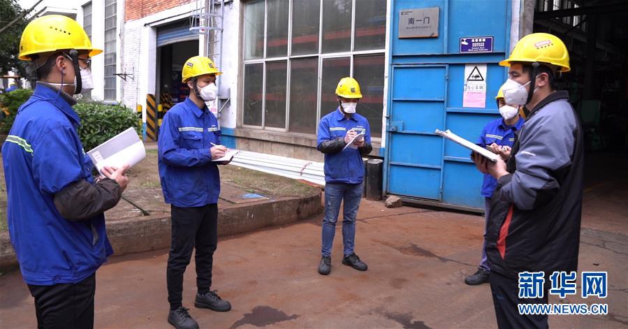 （來自經濟前沿的故事&middot;企業復工復產&middot;圖文互動）（3）戴口罩、測體溫進公司&mdash;&mdash;廣西柳工復工見聞