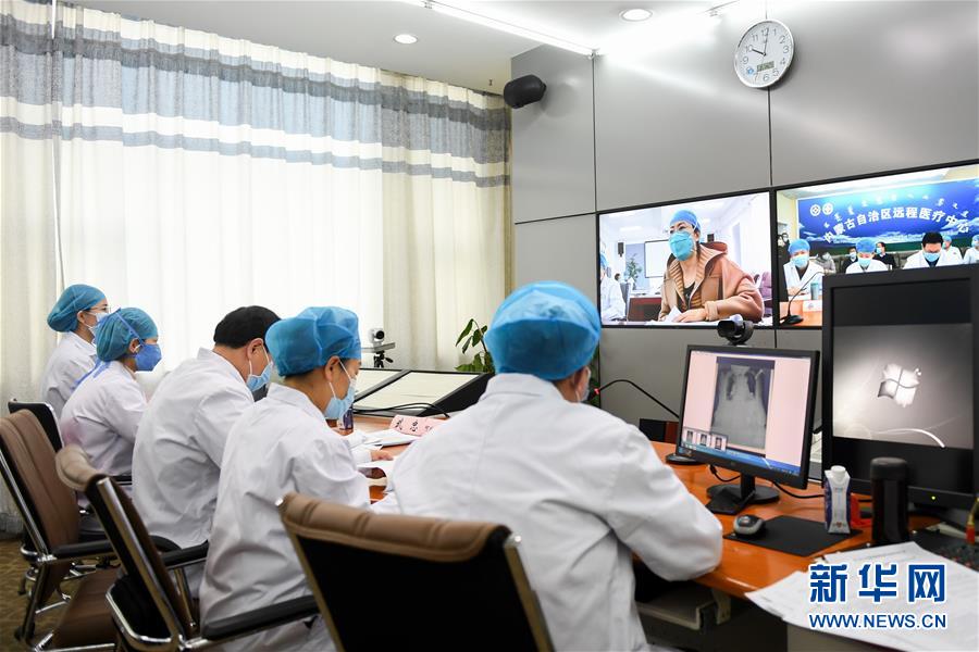 （聚焦疫情防控&middot;圖文互動）（2）特寫：遠程醫療中心里的生命接力