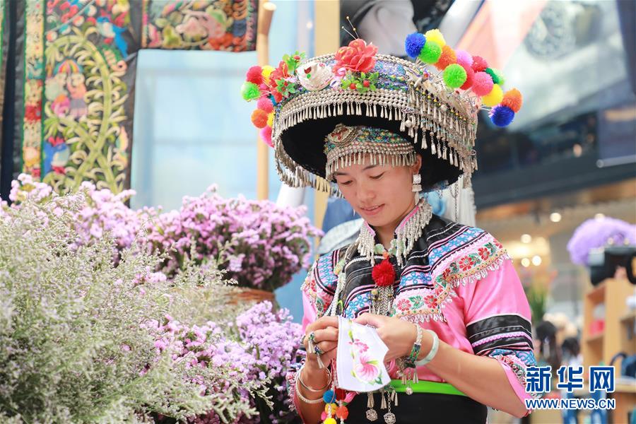 （脫貧攻堅風采錄&middot;帶頭人&middot;圖文互動）（5）背著娃繡著花 養活自己養活家&mdash;&mdash;夏華和13000名大山繡娘的&ldquo;中國夢&rdquo;