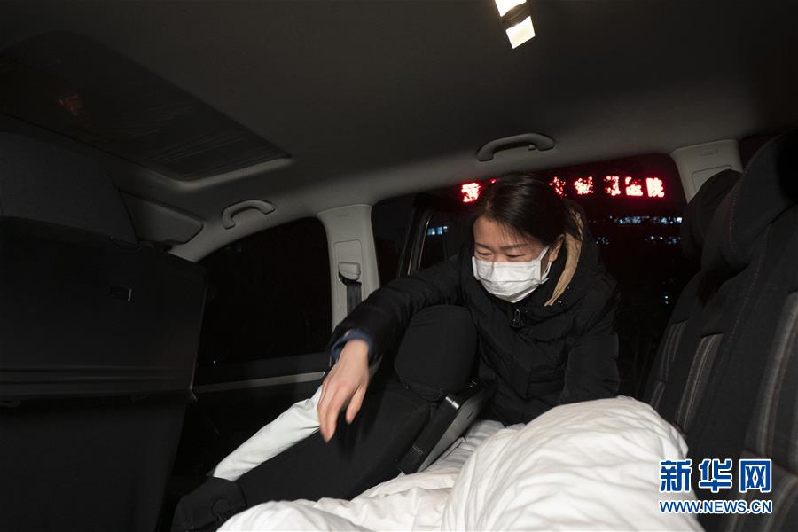 （一線(xiàn)抗疫群英譜&middot;圖文互動(dòng)）（2）特寫(xiě)：為節(jié)省10分鐘，這對(duì)醫(yī)護(hù)夫妻&ldquo;以車(chē)為家&rdquo;