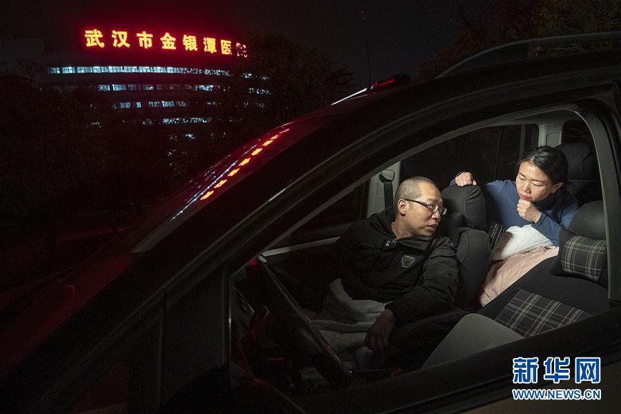 （一線(xiàn)抗疫群英譜&middot;圖文互動(dòng)）（3）特寫(xiě)：為節(jié)省10分鐘，這對(duì)醫(yī)護(hù)夫妻&ldquo;以車(chē)為家&rdquo;