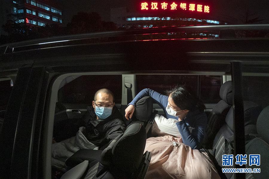 （一線(xiàn)抗疫群英譜&middot;圖文互動(dòng)）（4）特寫(xiě)：為節(jié)省10分鐘，這對(duì)醫(yī)護(hù)夫妻&ldquo;以車(chē)為家&rdquo;
