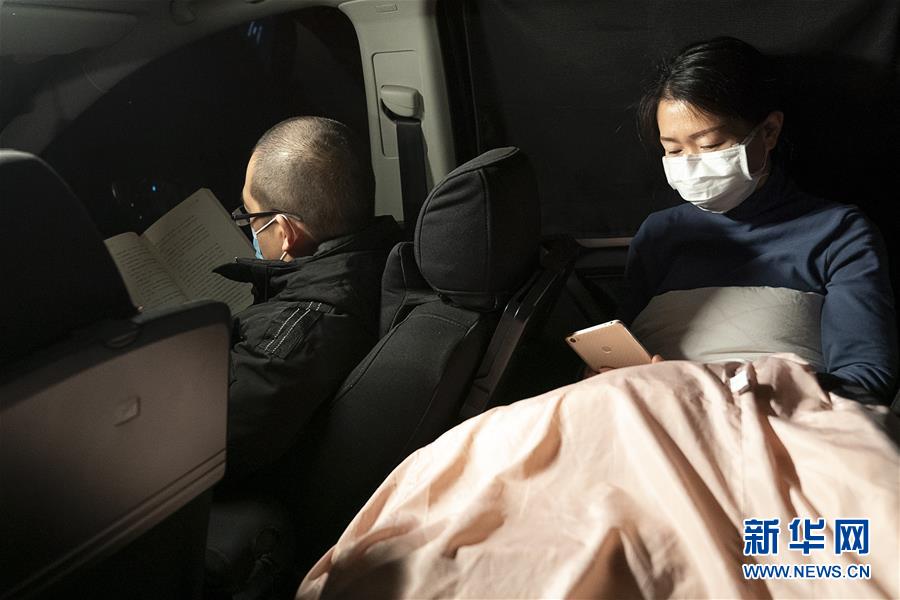 （一線(xiàn)抗疫群英譜&middot;圖文互動(dòng)）（5）特寫(xiě)：為節(jié)省10分鐘，這對(duì)醫(yī)護(hù)夫妻&ldquo;以車(chē)為家&rdquo;