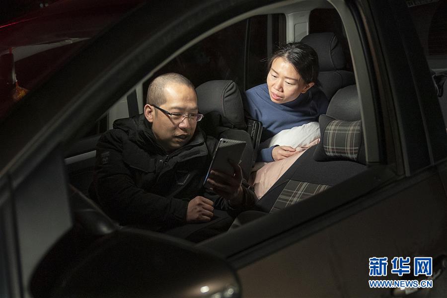 （一線(xiàn)抗疫群英譜&middot;圖文互動(dòng)）（7）特寫(xiě)：為節(jié)省10分鐘，這對(duì)醫(yī)護(hù)夫妻&ldquo;以車(chē)為家&rdquo;