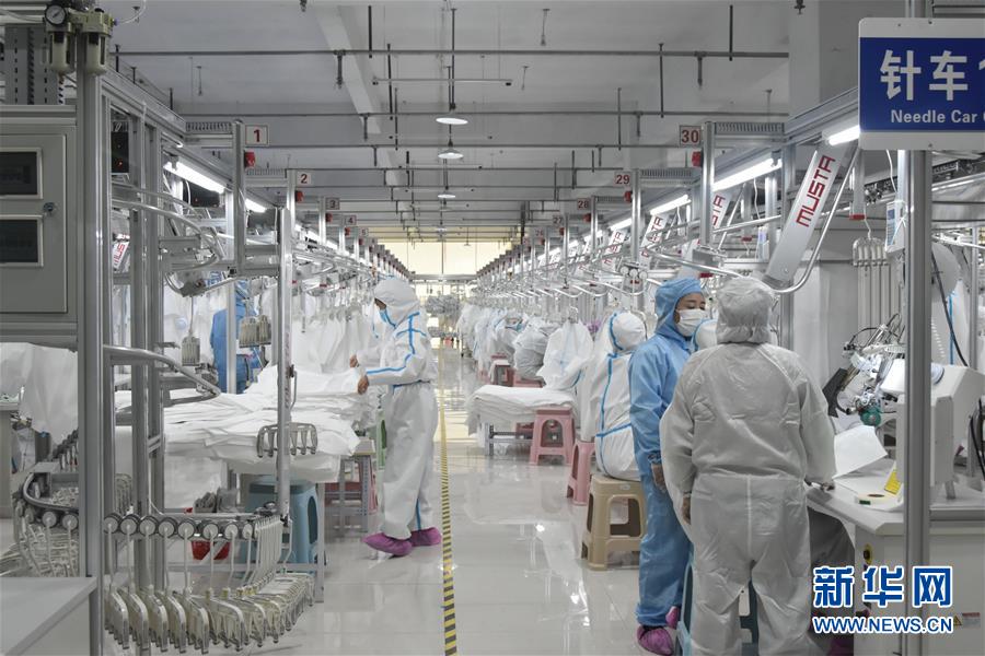 （決戰(zhàn)決勝脫貧攻堅(jiān)&middot;圖文互動）（2）防疫有保障 脫貧有底氣&mdash;&mdash;甘肅一批扶貧車間成為戰(zhàn)疫&ldquo;兵工廠&rdquo;