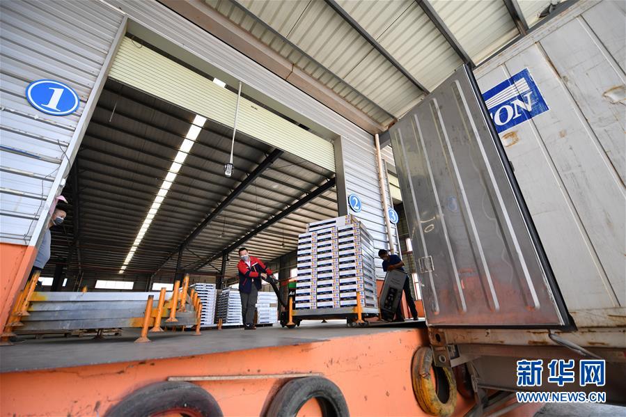 （圖文互動）（2）展會變直播 員工變網紅&mdash;&mdash;千億元家具產業別樣復工復產路