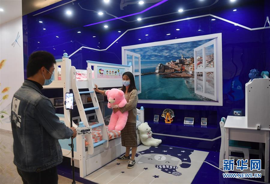 （圖文互動）（9）展會變直播 員工變網紅&mdash;&mdash;千億元家具產業別樣復工復產路