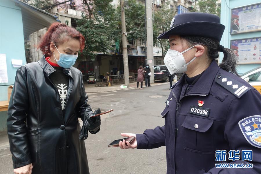 (一線抗疫群英譜·圖文互動(dòng))(1)民警王群:老舊小區(qū)里的抗疫“團(tuán)”長(zhǎng)