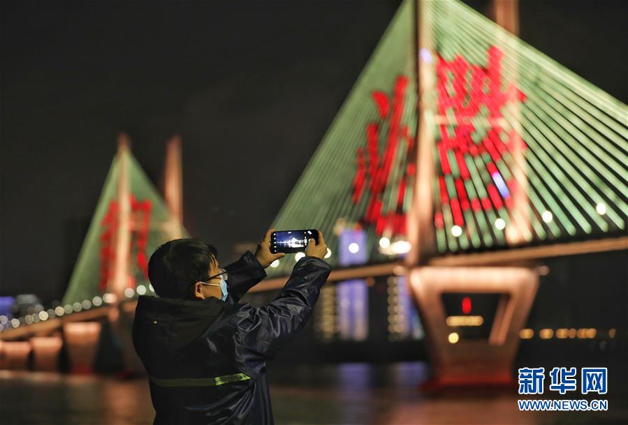 （新華全媒頭條&middot;圖文互動）（8）武漢24小時(shí)