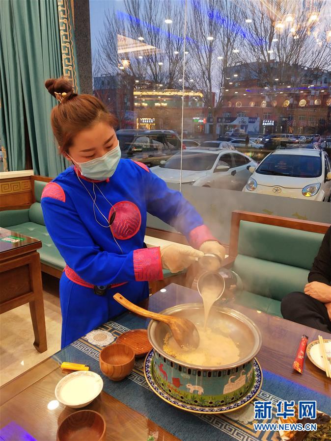 (圖文互動(dòng))(2)特寫:限人數(shù)、分餐吃、用公筷——偏遠(yuǎn)小城“吃飯”見聞