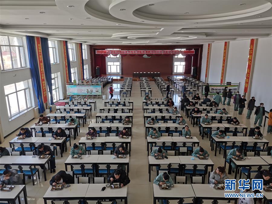 (圖文互動(dòng))(3)特寫:限人數(shù)、分餐吃、用公筷——偏遠(yuǎn)小城“吃飯”見聞