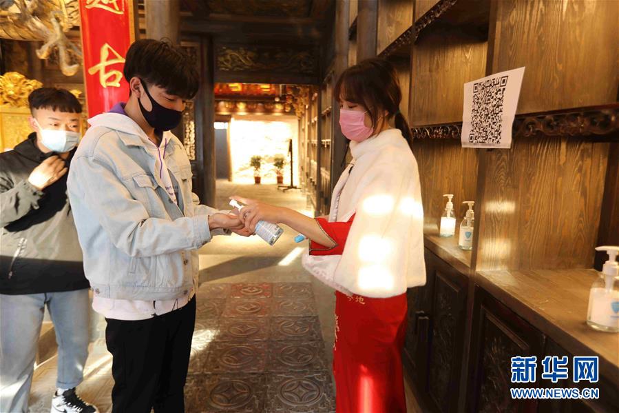 (圖文互動(dòng))(5)特寫:限人數(shù)、分餐吃、用公筷——偏遠(yuǎn)小城“吃飯”見聞