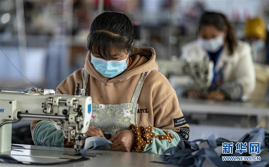 （在習(xí)近平新時(shí)代中國特色社會(huì)主義思想指引下&mdash;&mdash;新時(shí)代新作為新篇章&middot;習(xí)近平總書記關(guān)切事&middot;圖文互動(dòng)）（1）戰(zhàn)&ldquo;疫&rdquo;要?jiǎng)艜r(shí)，戰(zhàn)&ldquo;貧&rdquo;再加把勁！&mdash;&mdash;中央各部門助力脫貧攻堅(jiān)很給力