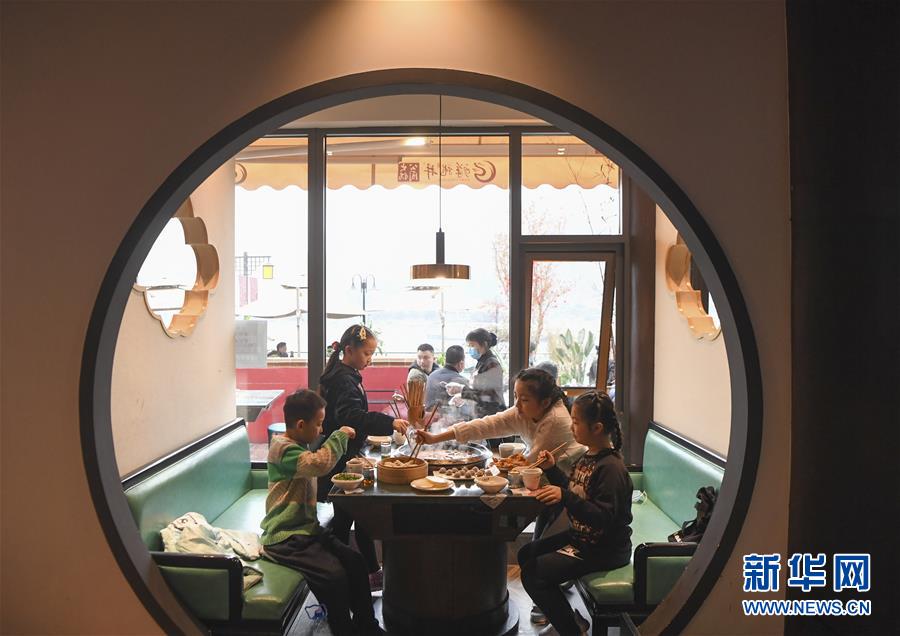 (聚焦復工復產·圖文互動)(2)重慶兩江又飄火鍋香