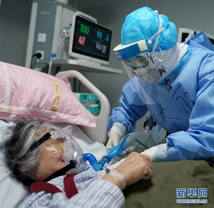 (新華全媒頭條·圖文互動)(12)和時間拼速度 與死神搶生命——火神山醫院重癥醫學一科里的“生死戰”