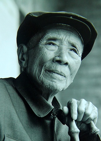 （為了民族復(fù)興&middot;英雄烈士譜&middot;圖文互動(dòng)）楊善洲：&ldquo;草鞋書記&rdquo;筑起綠色豐碑