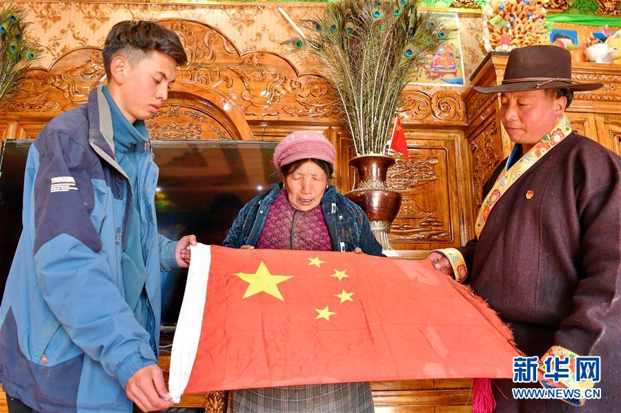 （新華全媒頭條&middot;圖文互動）（4）一面國旗與三代人的守望&mdash;&mdash;記西藏林芝市西日卡村的&ldquo;紅色&rdquo;傳承