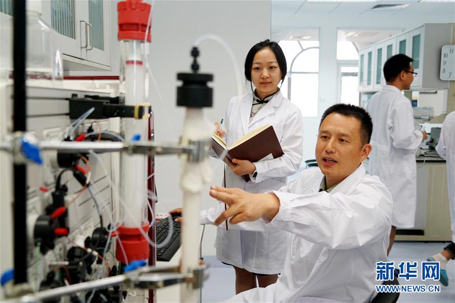 （習(xí)近平致敬的戰(zhàn)&ldquo;疫&rdquo;英雄&middot;科技工作者篇&middot;圖文互動）（2）他們，爭分奪秒與病魔較量