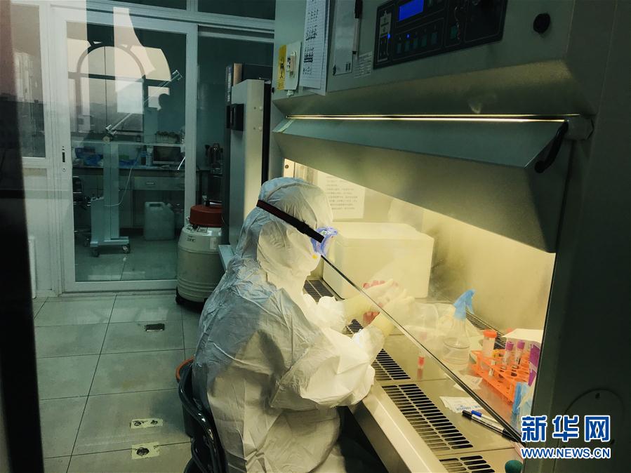 （習(xí)近平致敬的戰(zhàn)&ldquo;疫&rdquo;英雄&middot;科技工作者篇&middot;圖文互動）（3）他們，爭分奪秒與病魔較量