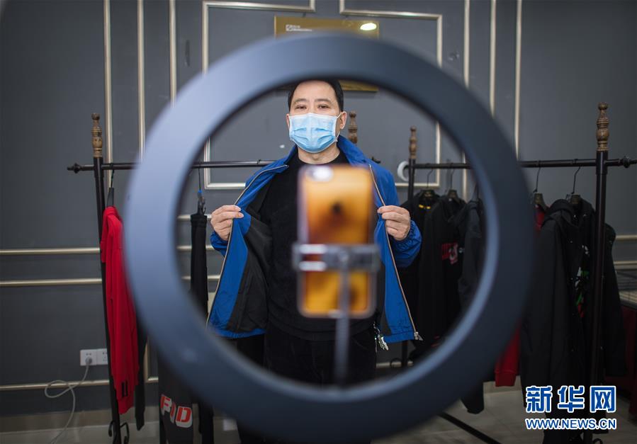 （在習近平新時代中國特色社會主義思想指引下&mdash;&mdash;新時代新作為新篇章&middot;習近平總書記關(guān)切事&middot;圖文互動）（3）化&ldquo;危&rdquo;為&ldquo;機&rdquo;　念好&ldquo;新&rdquo;字訣&mdash;&mdash;各地產(chǎn)業(yè)發(fā)展&ldquo;新&rdquo;動向掃描